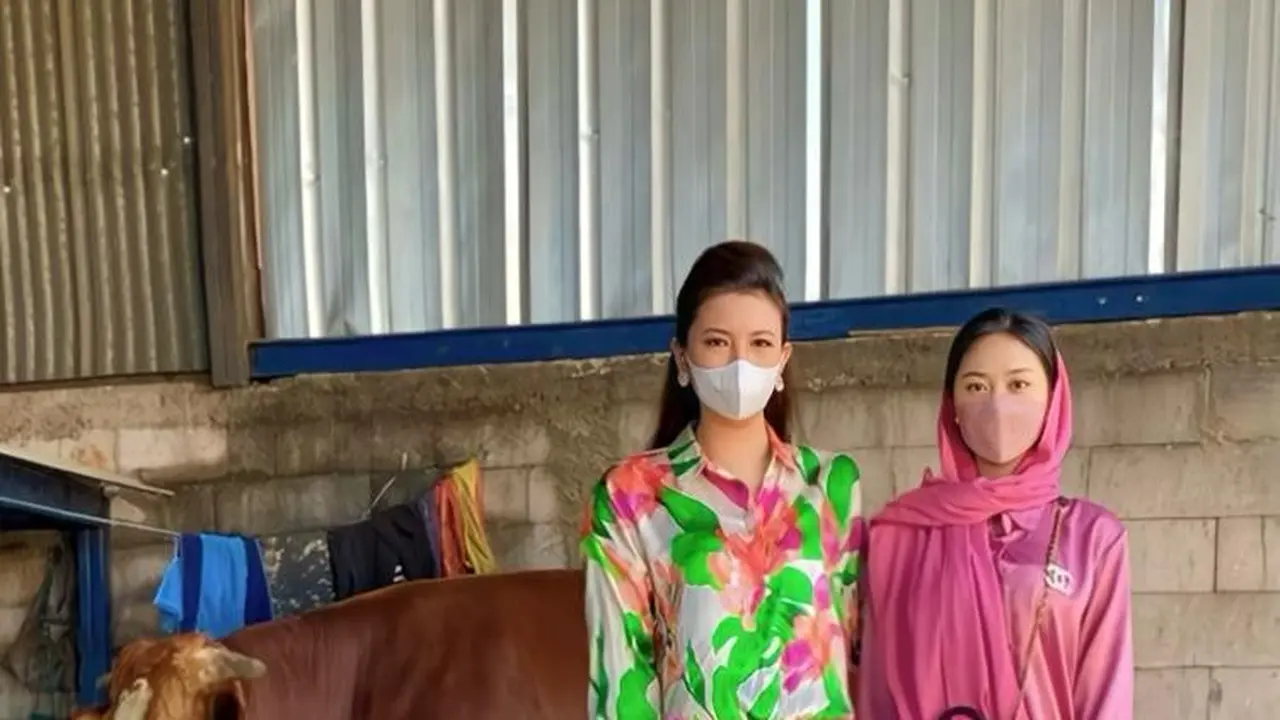 Heni Tania berkurban bersama pejuang rupiah di kawasan Bantar Gebang, Bekasi.