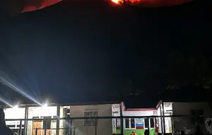 Gunung Karangetang Sitaro Erupsi, Semburkan Lava Pijar