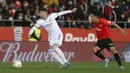 Gelandang Real Madrid, Federico Valverde mengontrol bola dari kawalan gelandang Mallorca, Takefusa Kubo pada pertandingan lanjutan La Liga Spanyol di Palma de Mallorca, Spanyol, Selasa (15/3/2022). Madrid menang telak atas Mallorca 3-0. (AP Photo/Francisco Ubilla)