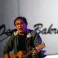 Saat seorang guru meraih penghargaan, Iwan Fals langsung menghentak dengan lagu legendarisnya 'Oemar Bakrie' Kamis (22/5/2014) (Liputan6.com/Miftahul Hayat)