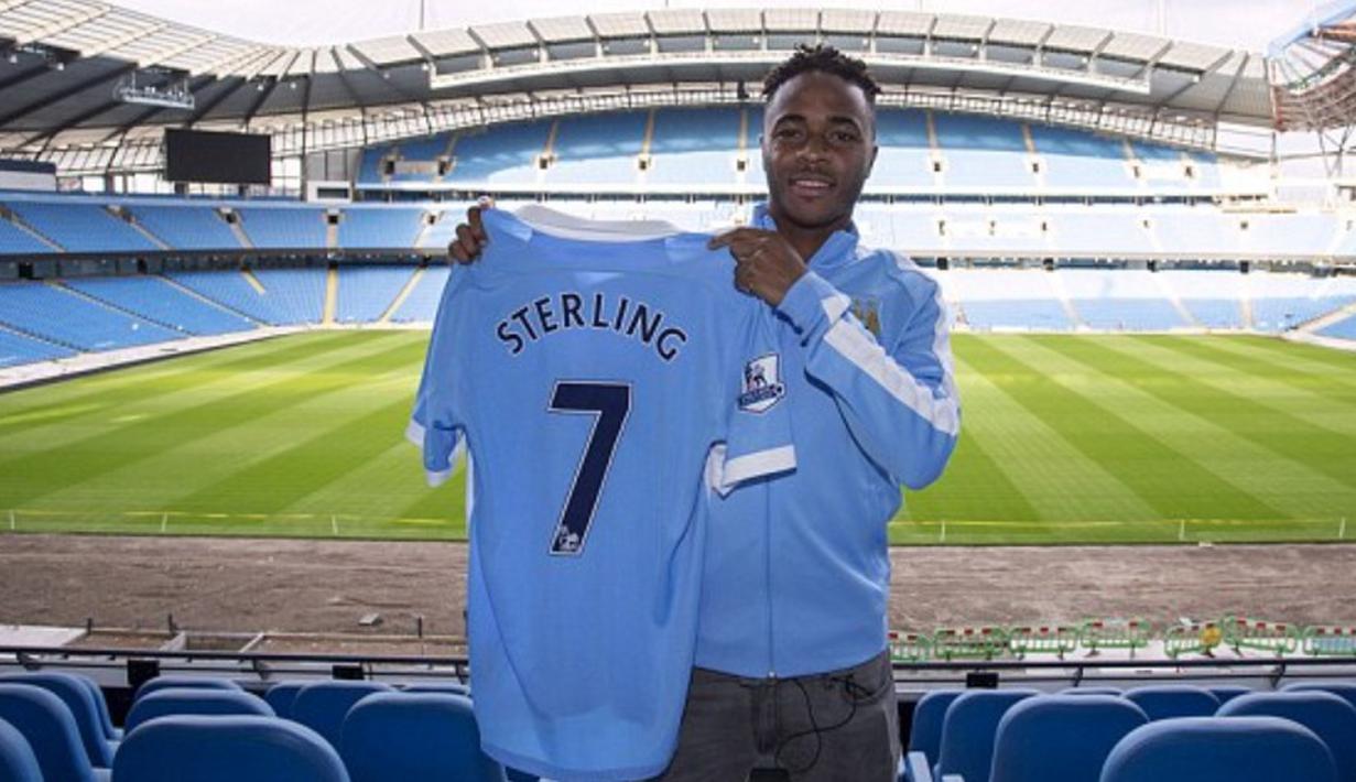 Raheem Sterling sudah resmi bergabung dengan Manchester City. Hari pertamanya di isi dengan mengunjungi Stadion Etihad. (Twitter.com)