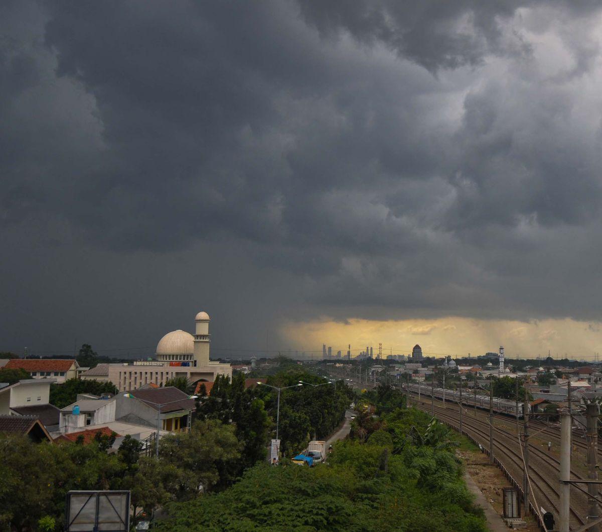 Pemandangan awan gelap dan tebal tampak menyelimuti sebagian wilayah di Jakarta, pada Jumat (28/6/2024). Badan Meteorologi, Klimatologi, dan Geofisika BMKG memprediksikan cuaca di seluruh wilayah Jakarta, pada Jumat (28/6), cenderung berawan dan sebagian 