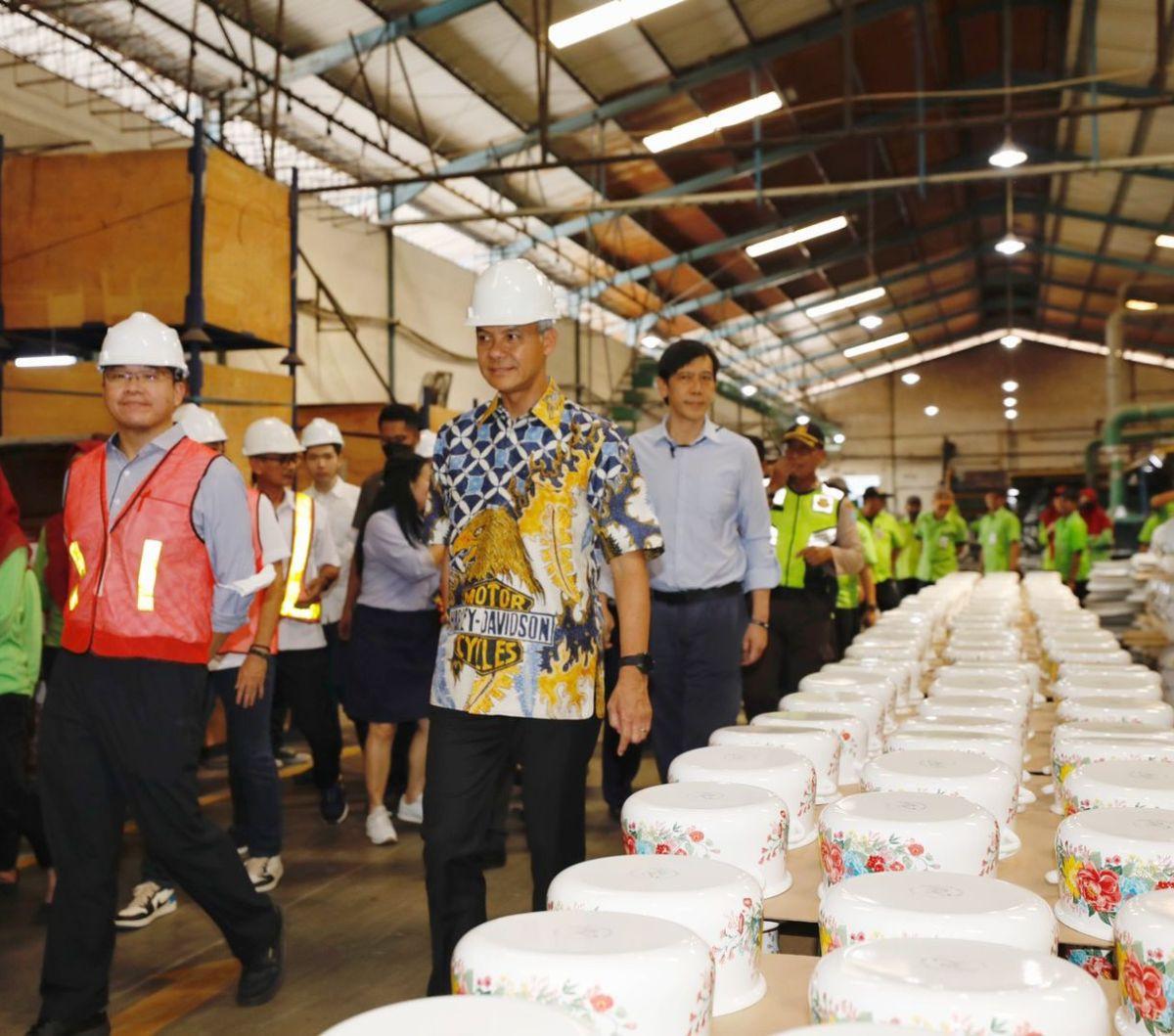 "Ini yang mesti mendapatkan dukungan dan dorongan agar kemudian roda usahanya tetap berjalan," kata Ganjar.