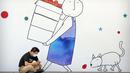 Seorang pria yang memakai masker untuk melindungi dari virus corona COVID-19 duduk di depan mural kompleks perbelanjaan dan perkantoran, Beijing, China, 11 Agustus 2020. China dan Hong Kong mengalami penurunan kasus COVID-19. (AP Photo/Mark Schiefelbein)