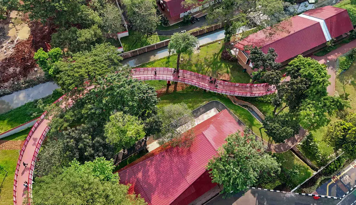 Foto udara memperlihatkan suasana Taman Bendera Pusaka, Kebayoran Baru, Jakarta, Rabu (1/4/2026). Kehadiran Taman Bendera Pusaka di Kebayoran Baru menambah ruang terbuka hijau yang dapat dinikmati warga Jakarta untuk beraktivitas, berolahraga, dan bersantai di tengah padatnya kawasan perkotaan. (merdeka.com/Arie Basuki)