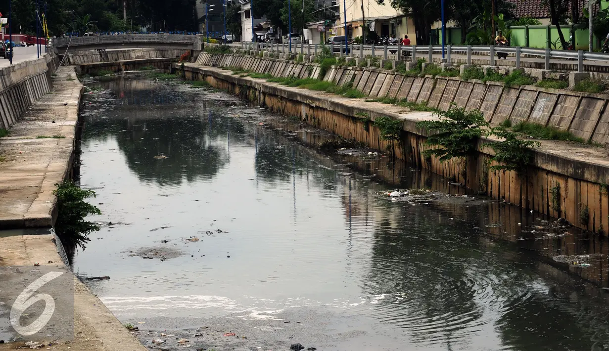Kondisi aliran sungai yang melintasi kawasan Raden Saleh, Jakarta, Selasa (16/2/2016). Kondisi air terlihat kotor dan berbau serta terlihat banyak tumpukan sampah. (Liputan6.com/Helmi Fithriansyah)