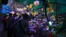 Pelanggan membeli lampu hias menjelang Diwali, festival lampu Hindu, di Kolkata, India, Rabu (27/10/2021). Diwali adalah salah satu festival paling penting dalam agama Hindu, yang didedikasikan untuk ibadah Dewi Laksmi. (AP Photo/Bikas Das)