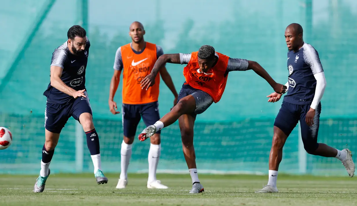 Pemain Prancis, Kimpembe menendang bola saat mengikuti sesi latihan di Glebovets, Rusia, (7/7). Prancis akan bertanding melewan Belgia pada babak semifinal Piala Dunia 2018. (AP Photo / David Vincent)