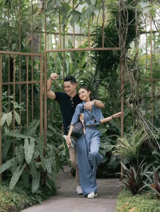 Gaya fashionnya begitu kasual, dengan paduan warna yang selalu serasi. Kali ini ia tampak mengenakan stelan denim, sedangkan Andrew mengenakan kaos hitam. [Foto: Instagram/ Nana Mirdad]