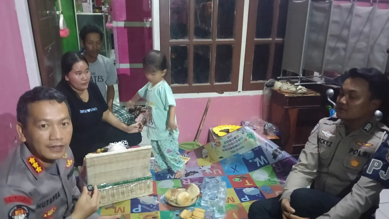Kabid Humas Polda Banten  dan Brigadir Decky, saat menjenguk Natasya, di kontrakannya. (Liputan6/Yandhi Deslatama)