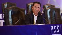 Sekjen PSSI 2021-2023 Yunus Nusi, memberi keterangan pers usai Kongres Luar Biasa (KLB) PSSI di Hotel Shangri-La, Jakarta Pusat, Kamis (16/2/2023). Yunus Nusi mundur sebagai Sekjen periode 2023-2027. (Bola.com/M Iqbal Ichsan)