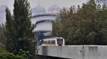 Rangkaian kereta LRT rute Kelapa Gading-Velodrome saat melakukan uji coba dari Stasiun Velodrome, Jakarta, Senin (25/2). Rencana pengoperasian LRT fase 1 rute Kelapa Gading-Velodrome kembali ditunda hingga akhir Maret 2019. (Merdeka.com/Iqbal S Nugroho)