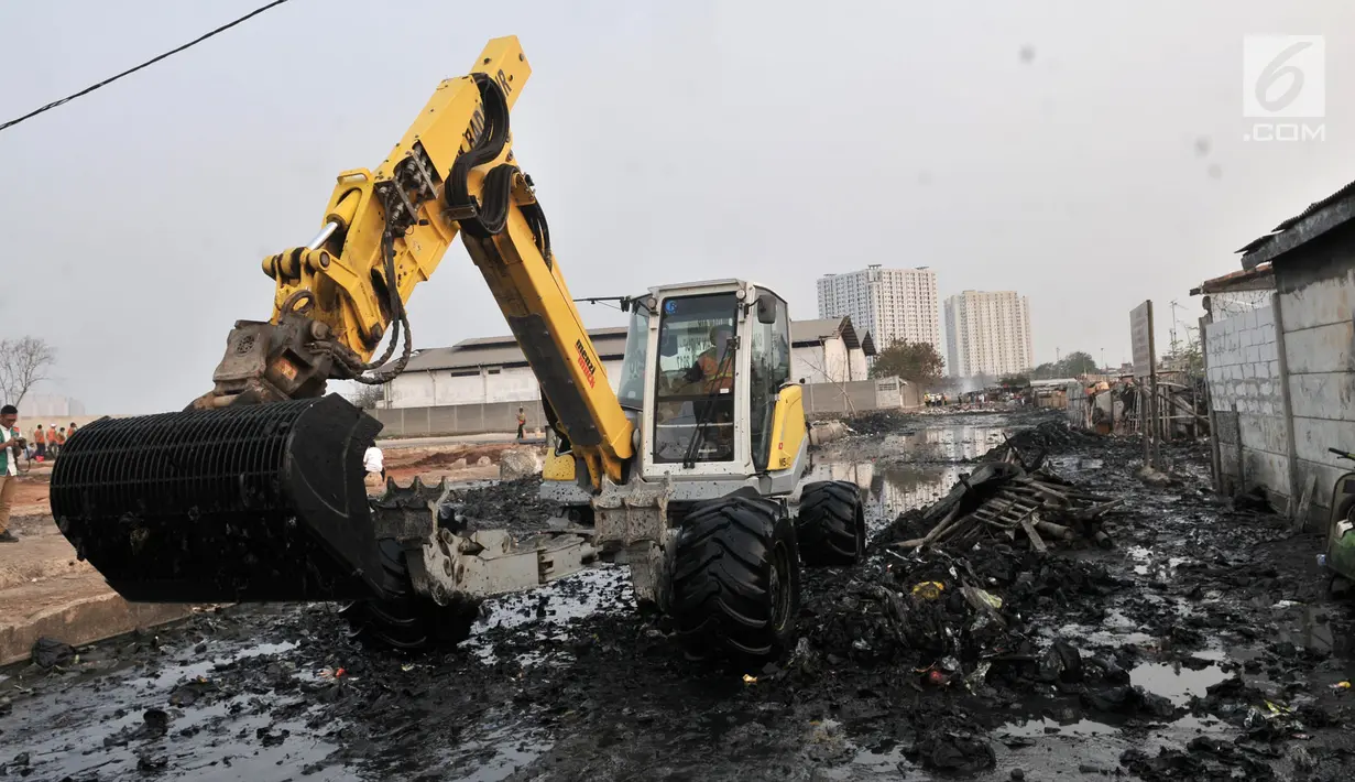 Petugas UPK Badan Air Dinas Lingkungan Hidup DKI Jakarta menggunakan alat berat membersihkan sampah di Kampung Bengek, Muara Baru, Penjaringan, Jakarta, Rabu (4/9/2019). Setelah viral, lautan sampah yang memenuhi tanah garapan milik PT Pelindo II itu mulai dibersihkan. (merdeka.com/Iqbal Nugroho)