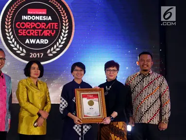 Head of Corporate Communication and Relation Irnawati W. Kahardja mewakili PT Surya Citra Media Tbk (SCMA) menerima penghargaan dalam acara Warta Ekonomi Corporate Secretary Award 2017 di Balai Kartini, Jakarta, Selasa (5/12). (Liputan6.com/Johan Tallo)