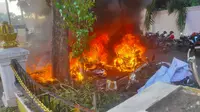 Demo Depan Gedung Grahadi Surabaya Panas, Motor Dibakar Pagar Dijebol
