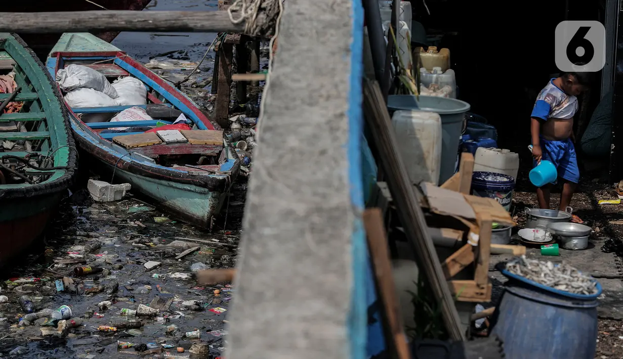 Tumpukan sampah mengambang di pinggir laut kawasan Kampung Nelayan, Penjaringan, Jakarta Utara, Minggu (20/9/2020). Setiap harinya, Jakarta memproduksi sekitar 7.000 ton sampah. Sekitar 1.900 hingga 2.000 ton merupakan sampah plastik. (Liputan6.com/Johan Tallo)