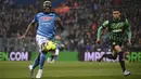 Pemain Napoli, Victor Osimhen (kiri) mengontrol bola dibayangi pemain Sassuolo dalam pertandingan pekan ke-23 Liga Italia 2022/2023 yang berlangsung di Mapei Stadium, Sabtu (18/2/2023). Victor Osimhen kini telah mencetak 18 gol dan menjadi top skor sementara Liga Italia musim ini. (AP/LaPresse/Massimo Paolone)