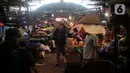 Aktivitas perdagangan di Pasar Induk Kramat Jati, Jakarta, Kamis (29/12/2022). Selama revitalisasi, pedagang akan ditempatkan pada lokasi sementara di sekitar pasar. (Liputan6.com/Faizal Fanani)