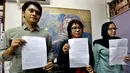 Suciwati menunjukan siaran pers Ultimatum Suciwati untuk Presiden di Jakarta, Rabu (19/10). Dalam keterangannya Kontras meminta Presiden RI Jokowi menindaklanjuti hilangnya laporan TPF kasus pembunuhan Munir di Kemensetneg. (Liputan6.com/Johan Tallo)