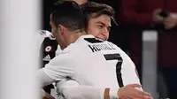 Dua striker Juventus, Paulo Dybala dan Cristiano Ronaldo, merayakan gol ke gawang Frosinone pada laga Serie A di Allianz Stadium, Turin, Jumat (15/2/2019). (AFP/Marco Bertorello)