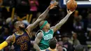  Pemain Cleveland Cavaliers, LeBron James (kiri), mencoba mengganggu pemain Boston Celtics, Isaiah Thomas, saat akan mencetak angka dalam laga NBA di Cleveland, (3/11/2016). (AP Photo/Ron Schane)