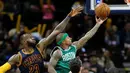  Pemain Cleveland Cavaliers, LeBron James (kiri), mencoba mengganggu pemain Boston Celtics, Isaiah Thomas, saat akan mencetak angka dalam laga NBA di Cleveland, (3/11/2016). (AP Photo/Ron Schane)