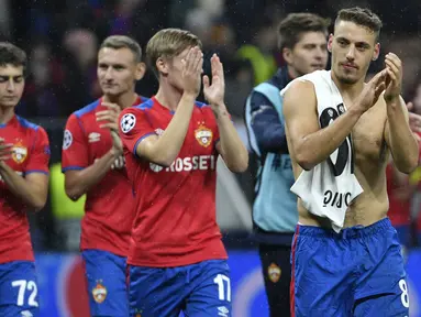 Gelandang CSKA Moskow, Nikola Vlasic, menyapa suporter usai mengalahkan Real Madrid pada laga Liga Champions di Stadion Luzhniki, Moskow, Selasa (2/10/2018). CSKA menang 1-0 atas Madrid. (AFP/Alexander Nemenov)
