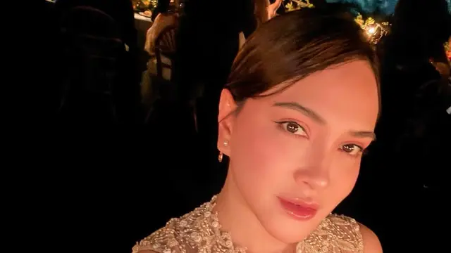 Wajah fresh Shandy Aulia Hadir Acara Dior di Langkawi Island bawa tas Dior. [@shandyaulia]