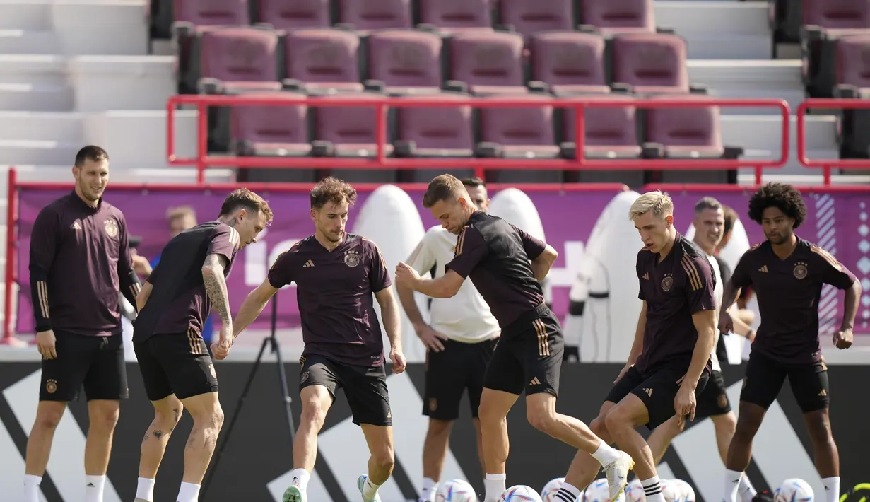 Pemain Jerman Leon Goretzka dan Joshua Kimmich bersama rekan satu timnya mengikuti sesi latihan di stadion Al-Shamal di Al-Ruwais, Qatar, Selasa, 22 November 2022. Jerman akan memainkan pertandingan pertama melawan Jepang pada Grup E Piala Dunia 2022 Qatar pada Rabu, 23 November. (AP Photo/Matthias Schrader)