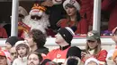 Taylor Swift kini hampir tak pernah absen mendukung Travis Kelce bertanding. (AP Photo/Charlie Riedel)