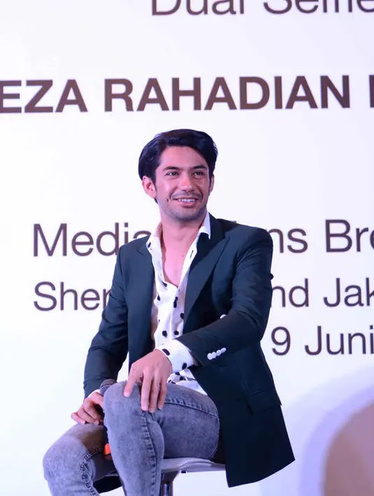 "Kalau mengucapkan selamat natal atau waisak kepada orang yang berbeda keyakinan itu seolah-olah salah, itu buat saya malu. Saya tidak merasa menggadaikan agama saya, " ujar Reza. (Nurwahyunan/Bintang.com)