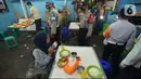 Petugas Gabungan melakukan penertiban penerapan PSBB tempat makan yang masih menyediakan tempat konsumen di wilayah Kecamatan Pulogadung, Jakarta, Jumat (18/9/2020). Malam, Razia dilakukan memastikan ketidakadaannya konsumen makan ditempat tersebut. (merdeka.com/Imam Buhori)