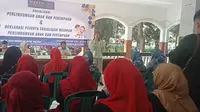 Pembina RPAPP Mustika, Adelia menyampaikan pendapatnya tentang perlindungan anak dan perempuan bersama KPAD Kota Bekasi dan jajaran kader Posyandu se-Kecamatan Rawalumbu. (Liputan6.com/Bam Sinulingga)