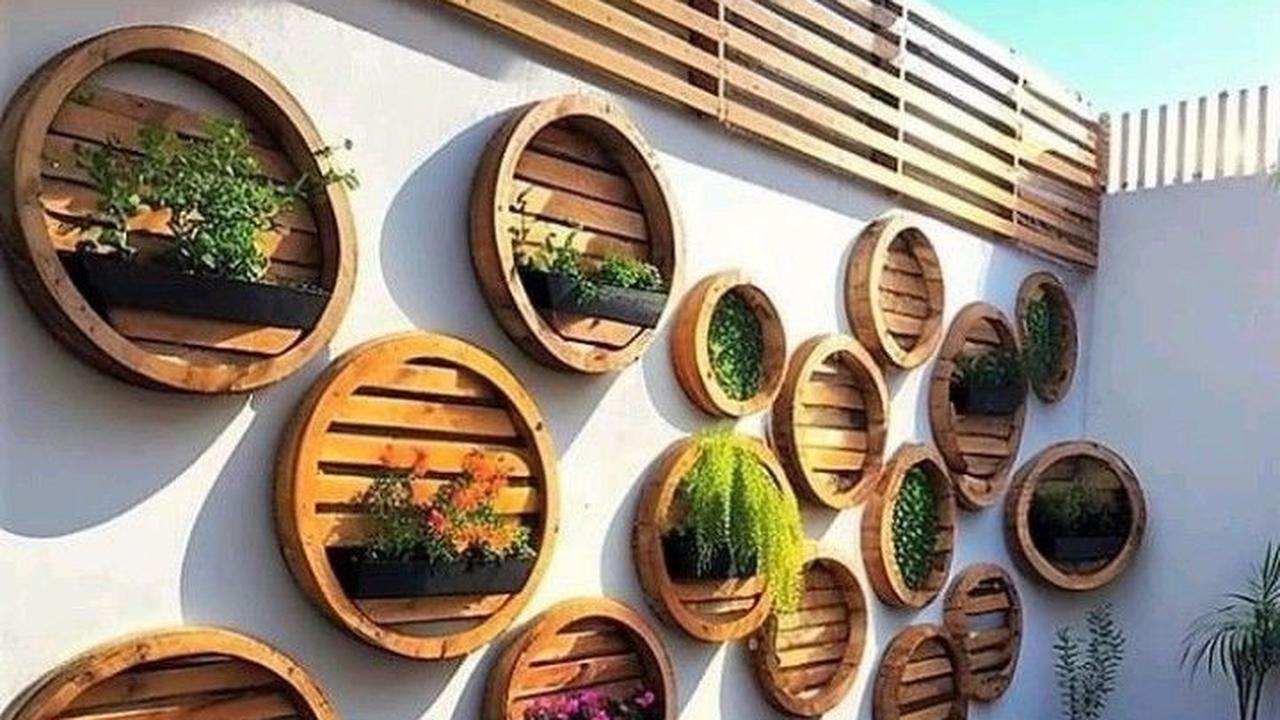 Ilustrasi Taman Minimalis Depan Rumah di Lahan Sempit Berbentuk Vertical Garden (©Pinterest)
