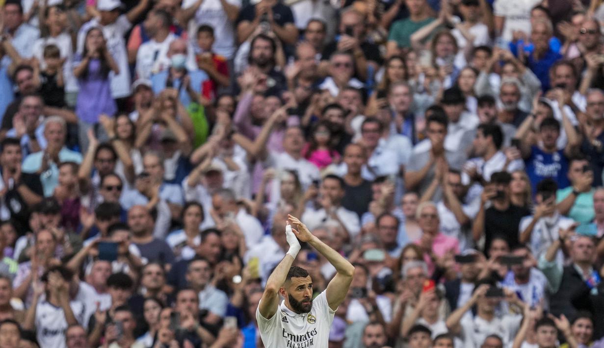 Ribuan suporter Real Madrid memberikan penghargaan kepada pemain bintang asal Prancis, Karim Benzema setelah setelah menjalani pertandingan terakhirnya bersama Real Madrid di Santiago Bernabeu, Minggu (4/6/2023) malam WIB. 14 musim bersama Real Madrid akhirnya Benzema meraih gelar individu yang prestisius yakni gelar Ballon d'Or pada tahun 2022. (AP Photo/Bernat Armangue)