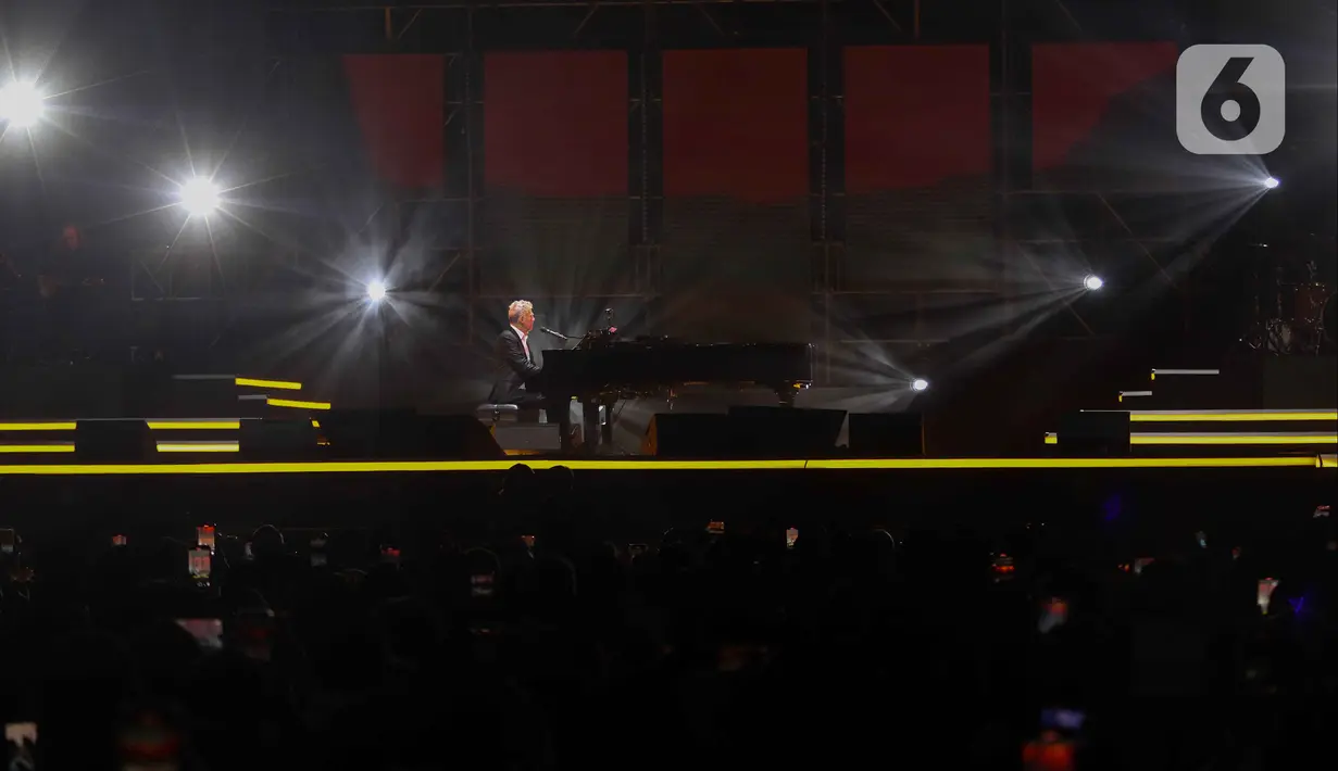 Musisi David Foster tampil saat konser bertajuk Hitman Returns di Indonesia Convention Exhibition (ICE) BSD, Kabupaten Tangerang, Banten, Sabtu (15/6/2024). (Liputan6.com/Herman Zakharia)