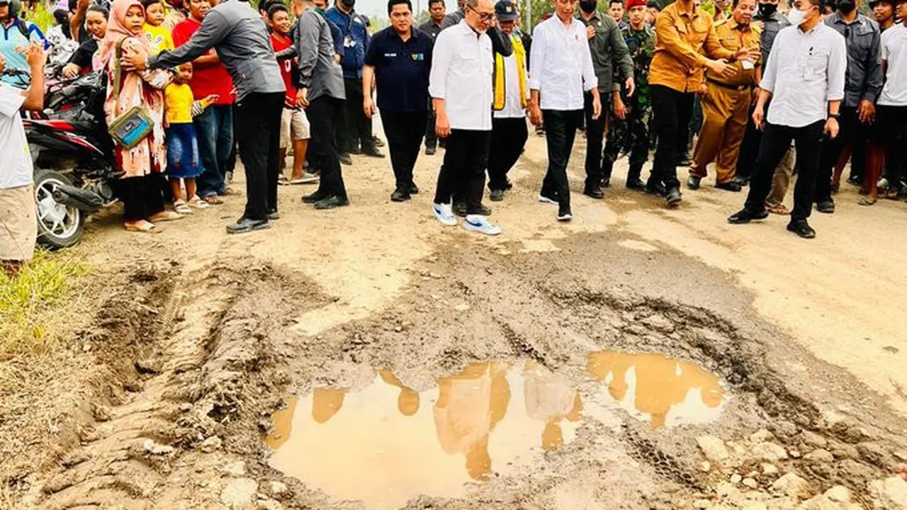 Jokowi tinjau kerusakan jalan di Lampung (Twitter/@jokowi)