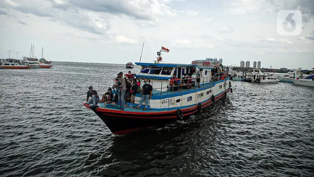 FOTO: Pelabuhan Kali Adem Dipadati Wisatawan Usai Rayakan Tahun Baru