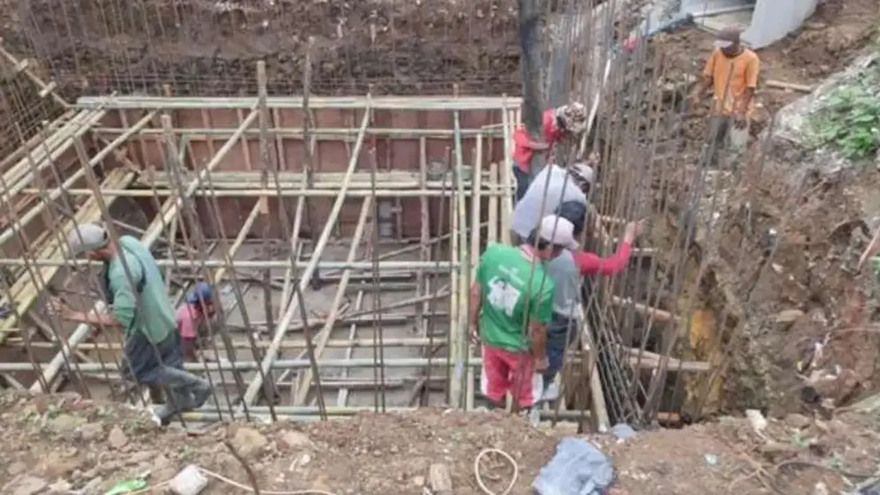 Sejumlah pekerja sedang membuat embung di wilayah Jatijajar, Depok.