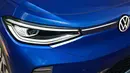 Lampu depannya sudah menggunakan teknologi LED projector untuk lampu utama. LED DRL pun hadir di tepiannya yang memberikan kesan moder. Garis LED bagian atas menyambung hingga panel hitam dan logo VW terbaru. (Source: caranddriver.com)