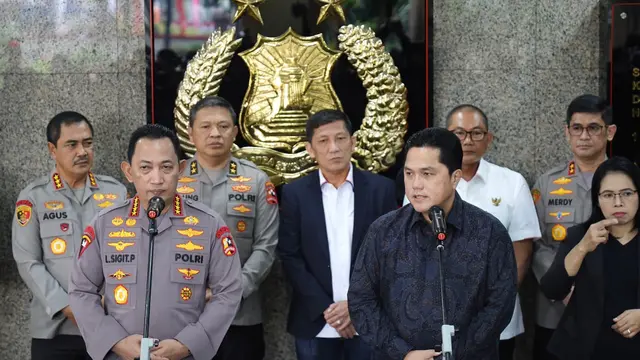 Kepala Kepolisian Republik Indonesia (Kapolri) Jenderal Polisi Listyo Sigit Prabowo dan Ketua Umum Persatuan Sepak Bola Seluruh Indonesia (PSSI).