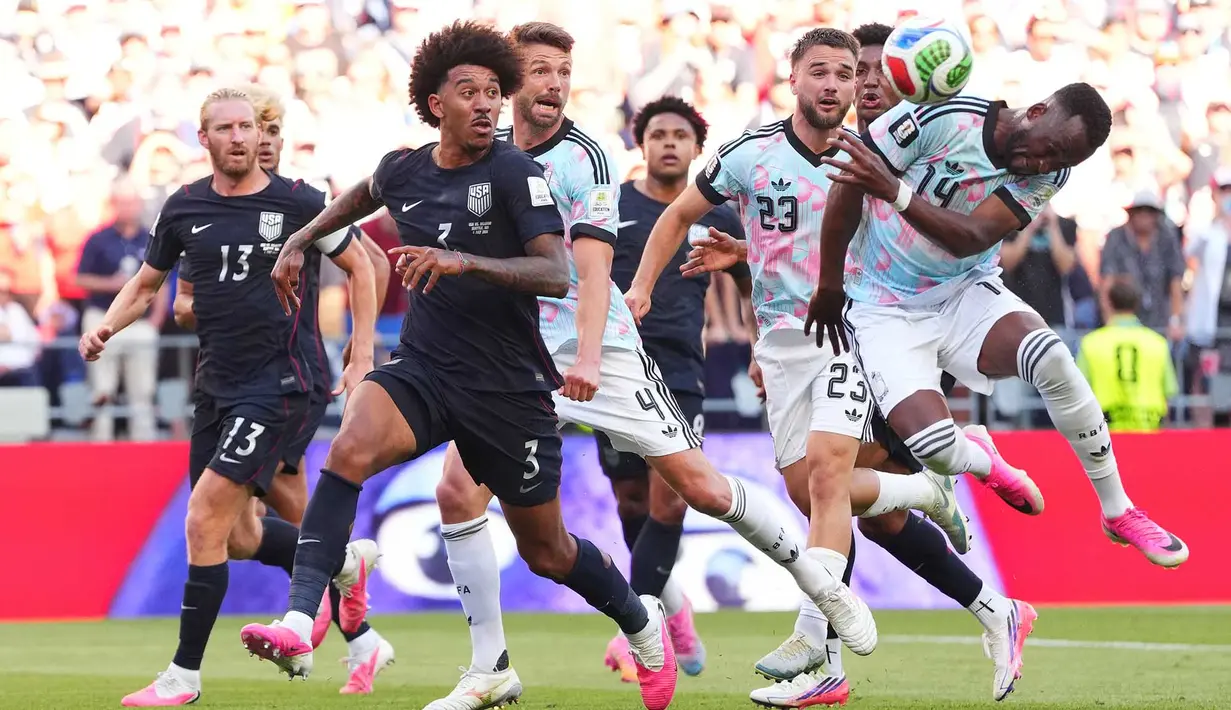 Pemain Belgia Dodi Lukebakio menyundul bola di samping pemain Amerika Serikat  Chris Richards selama pertandingan sepak bola babak 16 besar Piala Dunia di Seattle, Senin, 6 Juli 2026. (AP Photo/Manu Fernandez)