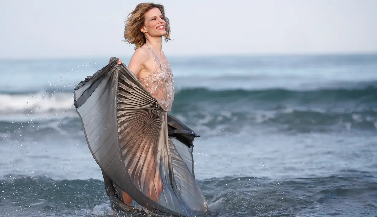 Aktris asal Italia Sonia Bergamasco berpose sebelum Festival film Venice ke-73 di Venice, Italia (30/8). Artis yang lahir pada 16 Januari 1966 ini tampil dengan gaun transparan saat bermain di pantai. (REUTERS/Alessandro Bianchi) 