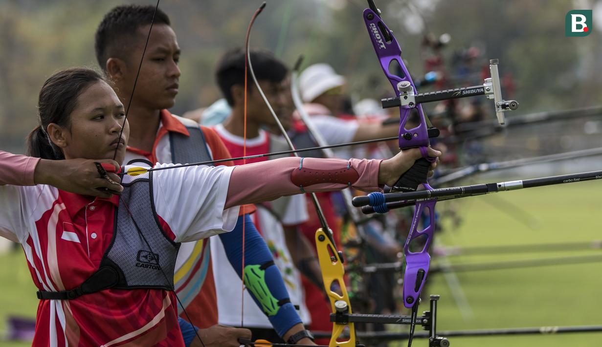 Para pepanah bersiap melepas anak panah saat pemusatan latihan jelang Asian Games XVIII di Lapangan Panahan Senayan, Jakarta, Rabu (6/6/2018). Cabang panahan menargetkan satu medali emas pada Asian Games. (Bola.com/Vitalis Yogi Trisna)
