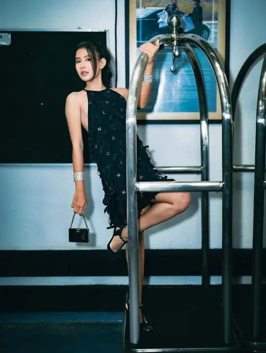 Shenina melengkapi penampilannya dengan mini bag, aksesori, dan heels yang juga berwarna hitam. [Foto: Instagram/sheninacinnamon]