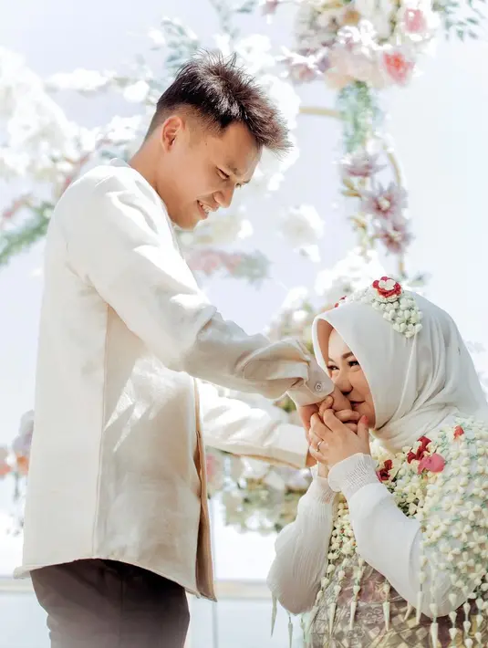 Pada momen tasyakuran, rumah didekorasi dengan hiasan bunga-bunga yang indah. Senyum Ima panggilan istri Witan saat mencium tangan sang suami. [Instagram/rismahanisulaiman_]