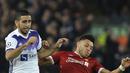 Aksi pemain Liverpool, Alex Oxlade-Chamberlain (kanan) saat berebut bola dengan pemain Maribor, Marwan Kabha pada laga Liga Champions grup E di Stadion Anfield, Liverpool, (1/11/2017). Liverpool menang 3-0. (AP/Rui Vieira)