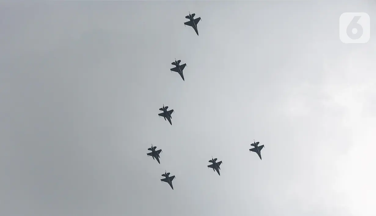 Pesawat tempur F-16 TNI AU terbang melintas di atas Istana Merdeka saat upacara peringatan detik-detik proklamasi di Jakarta, Rabu (17/8/2022). Aksi pesawat tempur TNI AU tersebut untuk memperingati Hari Ulang Tahun ke-77 Republik Indonesia. (Liputan6.com/Faizal Fanani)