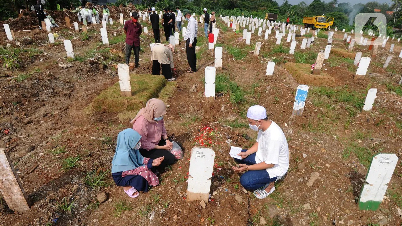 Ziarah Kubur di Tengah Pemakaman Korban Covid-19
