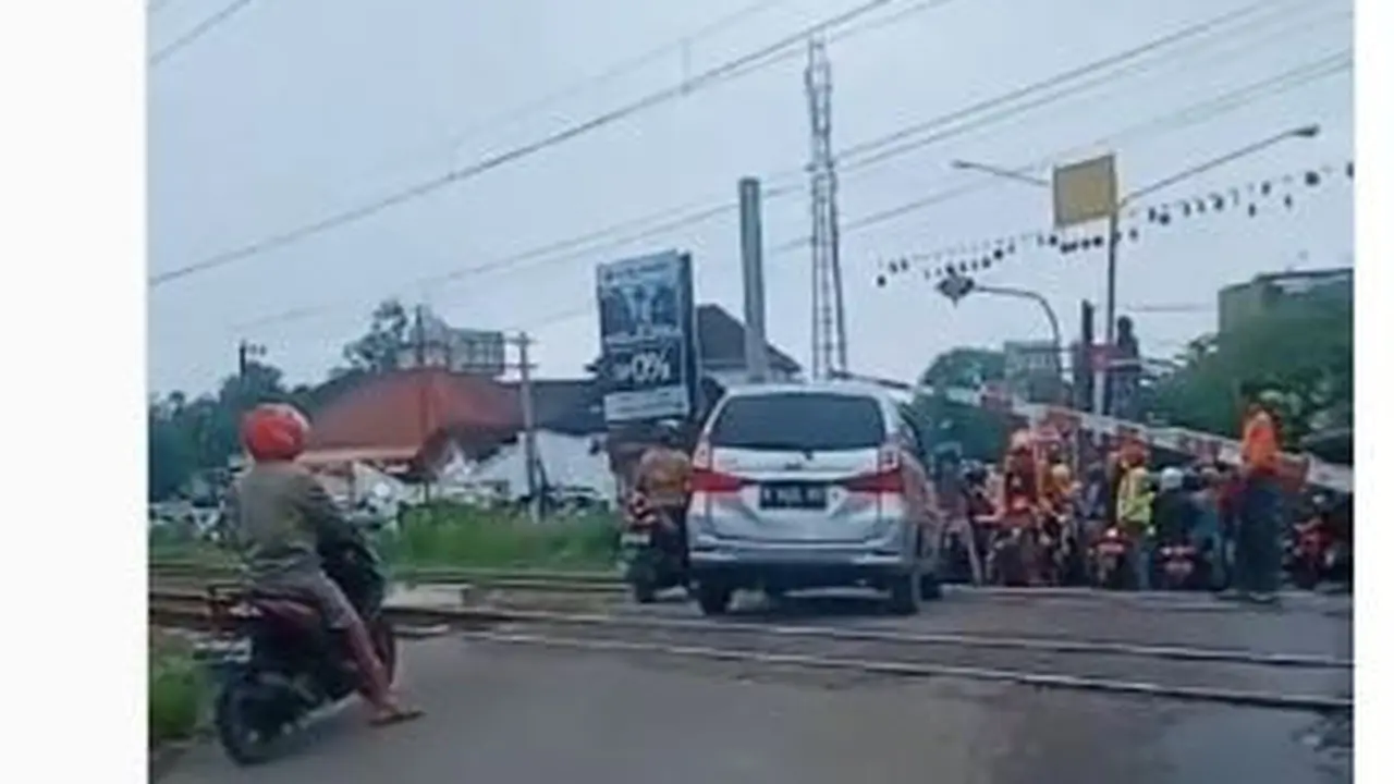 Terjebak di antara dua palang perlintasan kereta api